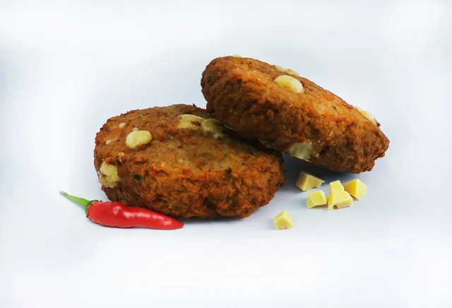 h-henrainer-chilli-cheese-frikadelle-gefl-gel-frikadelle-mit-k-se-und-chili image 1